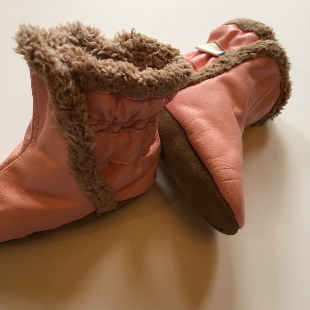 ROBEEZ 0-6 mo pink leather fuzzy infant shoes.